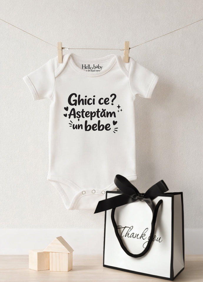 Body bebeluș anunț sarcină „Ghici ce? Așteptăm un bebe”