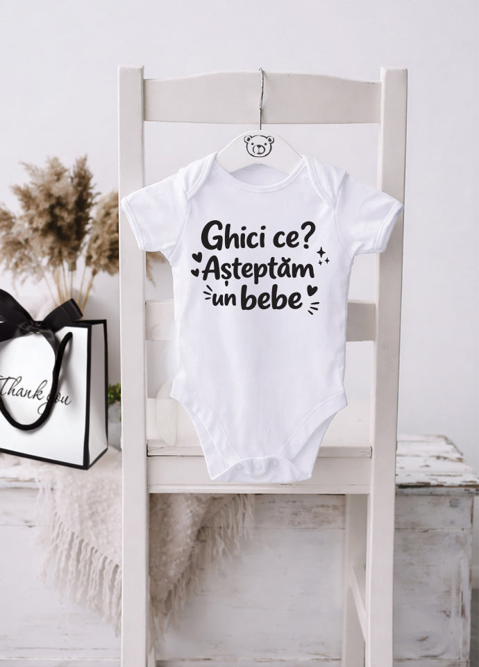 Body bebeluș anunț sarcină „Ghici ce? Așteptăm un bebe”