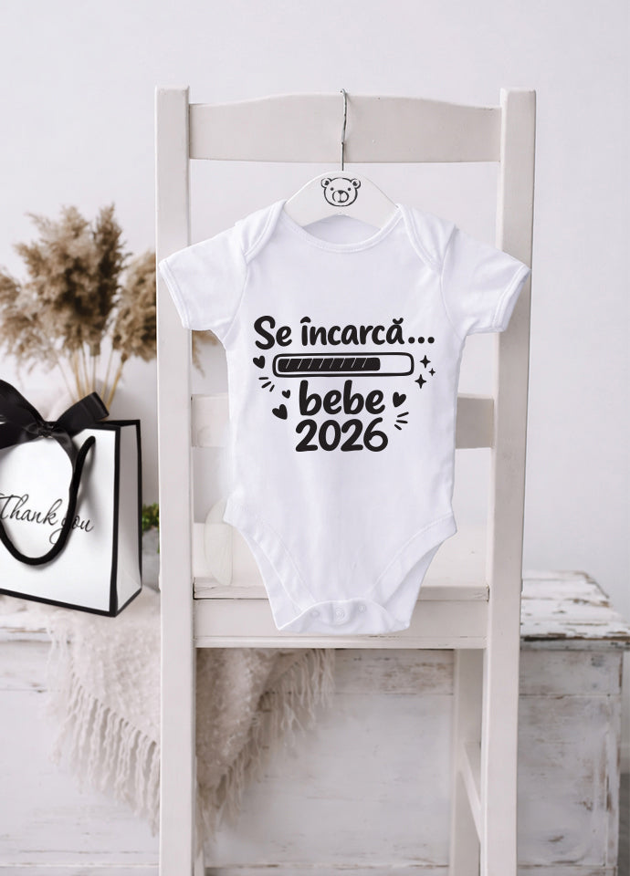 Body bebeluș anunț sarcină „Se încarcă… bebe 2026”