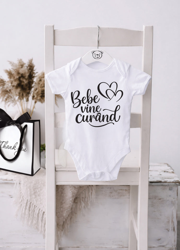 Body bebeluș anunț sarcină „Bebe vine curând”
