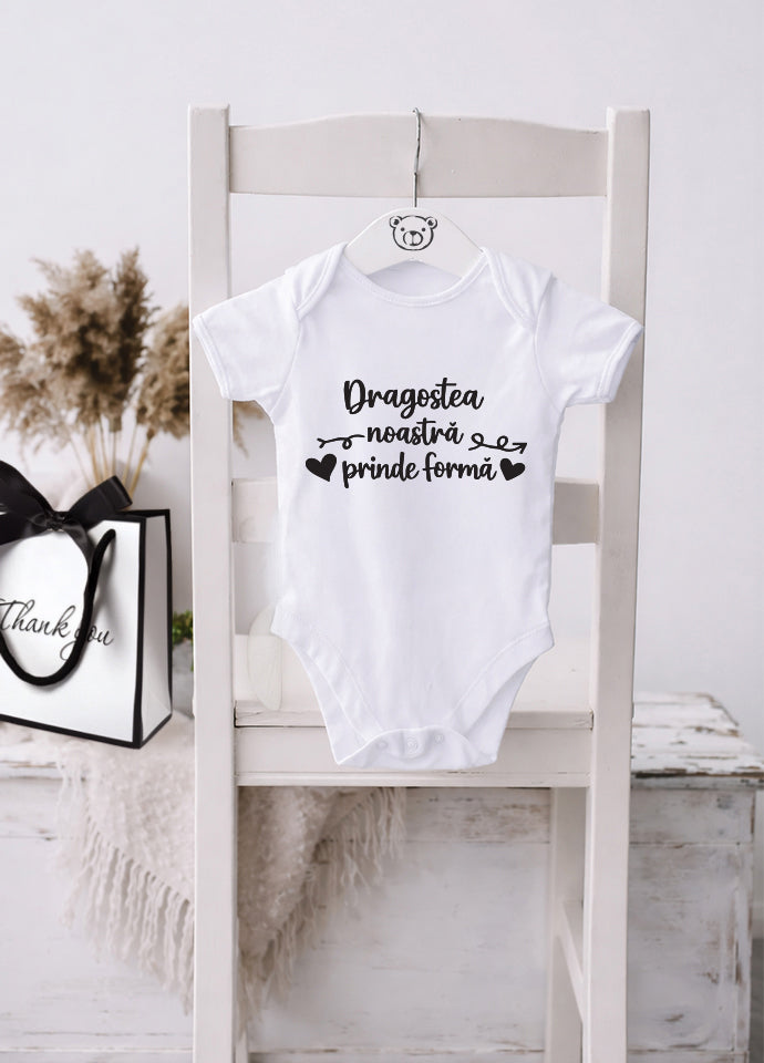 Body bebeluș anunț sarcină „Dragostea noastră prinde formă”