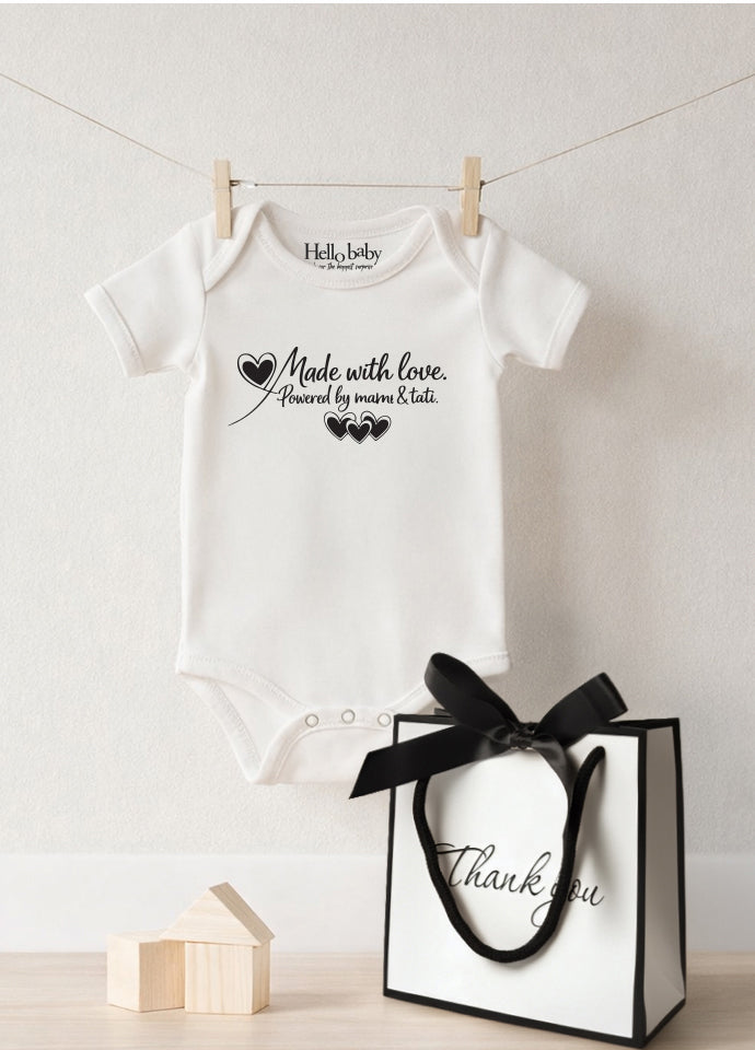 Body bebeluși cadou „Made with love. Powered by mom & dad”