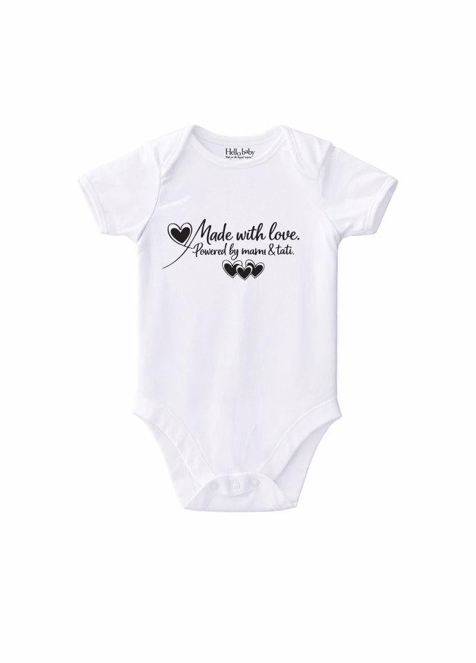 Body bebeluși cadou „Made with love. Powered by mom & dad”
