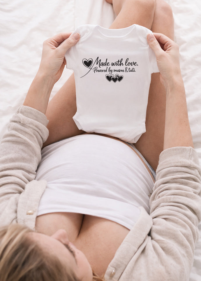 Body bebeluși cadou „Made with love. Powered by mom & dad”