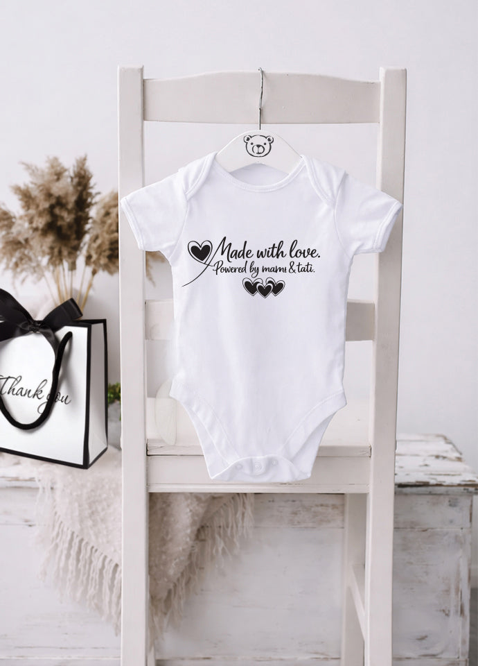 Body bebeluși cadou „Made with love. Powered by mom & dad”